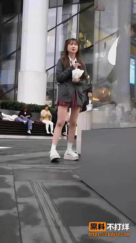 华尔兹JK女友红裙白袜街拍3 华尔兹JK女友红裙白袜街拍3