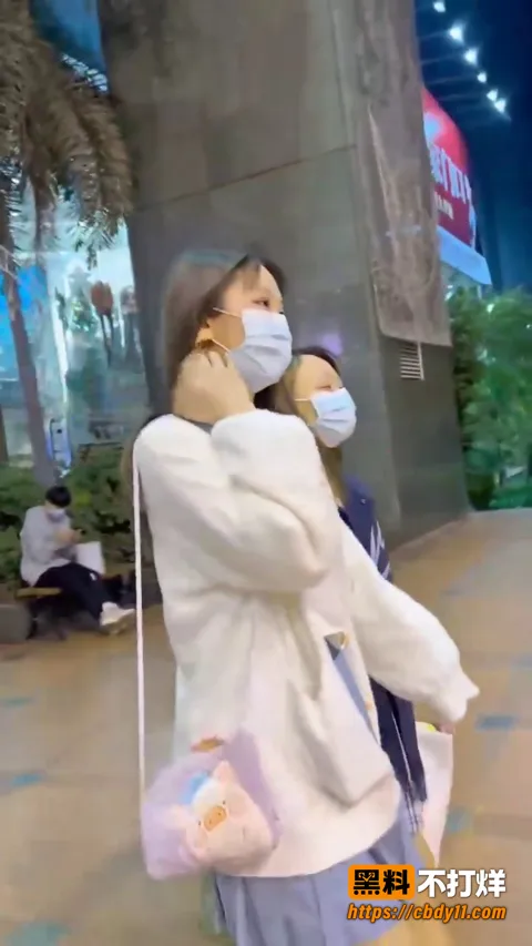JK学生妹蓝色百褶裙实录商场街头抄底局部特写12 JK学生妹蓝色百褶裙实录商场街头抄底局部特写12