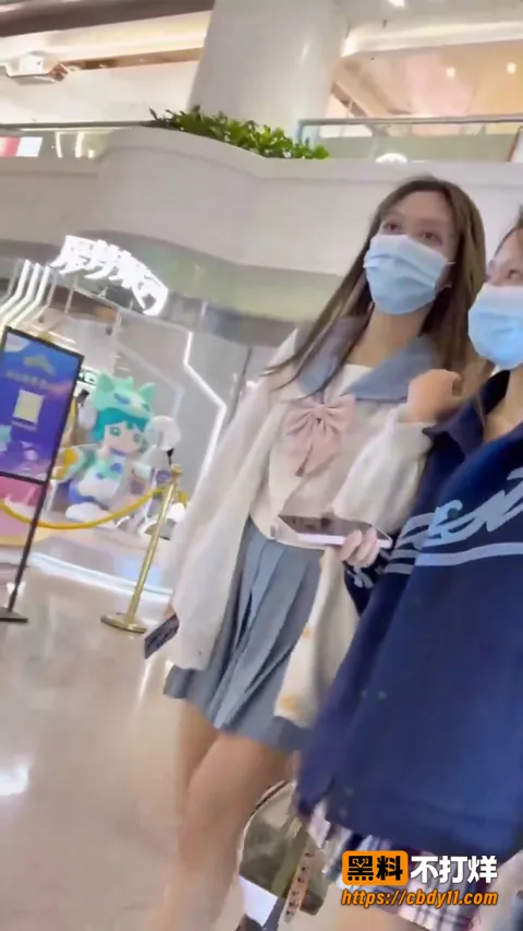 JK学生妹蓝色百褶裙实录商场街头抄底局部特写10 JK学生妹蓝色百褶裙实录商场街头抄底局部特写10
