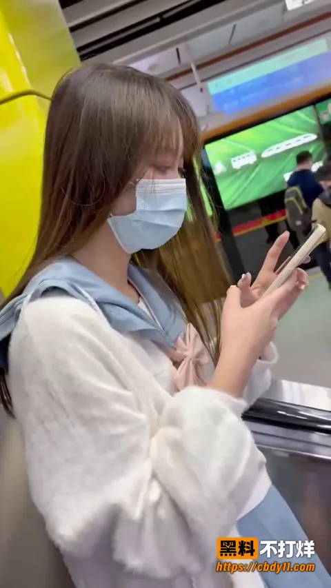 JK学生妹蓝色百褶裙实录商场街头抄底局部特写2 JK学生妹蓝色百褶裙实录商场街头抄底局部特写2