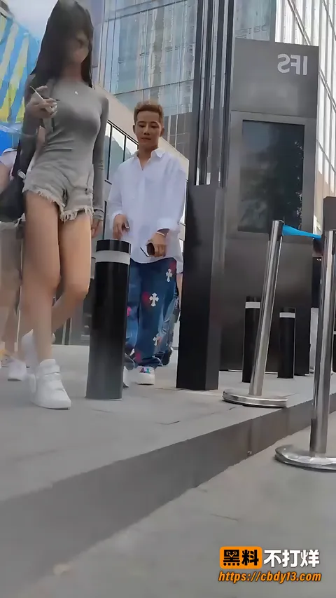 浅色短裙行走商场低角度捕捉裙底风光4 浅色短裙行走商场低角度捕捉裙底风光4