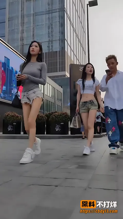 浅色短裙行走商场低角度捕捉裙底风光2 浅色短裙行走商场低角度捕捉裙底风光2