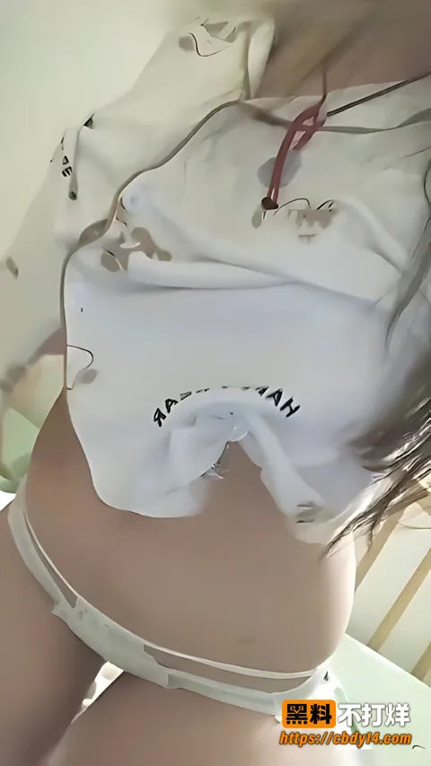 石家庄学生妹周珊珊私拍脱衣露出胸部纹身5 石家庄学生妹周珊珊私拍脱衣露出胸部纹身5