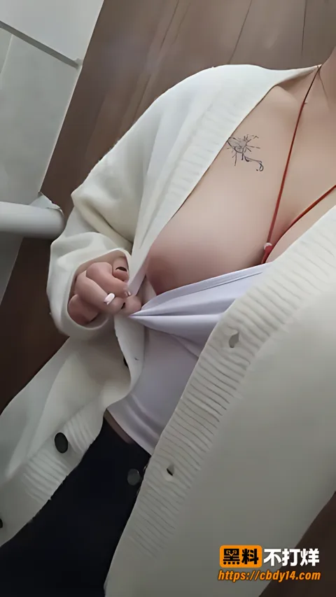 石家庄学生妹周珊珊私拍脱衣露出胸部纹身1 石家庄学生妹周珊珊私拍脱衣露出胸部纹身1