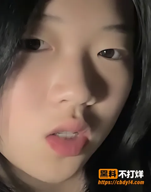 学生妹私拍拉起黑衣露胸手指分开逼展示细节2 学生妹私拍拉起黑衣露胸手指分开逼展示细节2