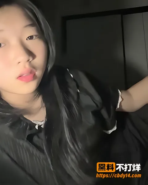学生妹私拍拉起黑衣露胸手指分开逼展示细节7 学生妹私拍拉起黑衣露胸手指分开逼展示细节7