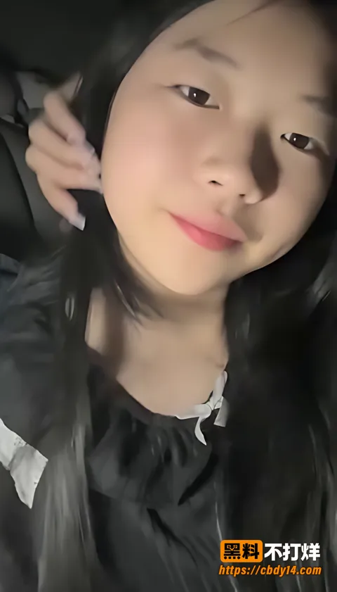 学生妹私拍拉起黑衣露胸手指分开逼展示细节4 学生妹私拍拉起黑衣露胸手指分开逼展示细节4