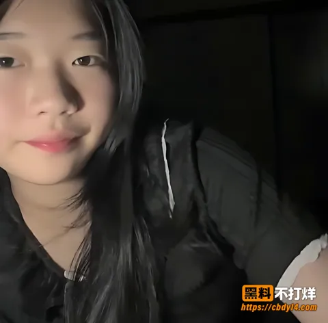 学生妹私拍拉起黑衣露胸手指分开逼展示细节8 学生妹私拍拉起黑衣露胸手指分开逼展示细节8