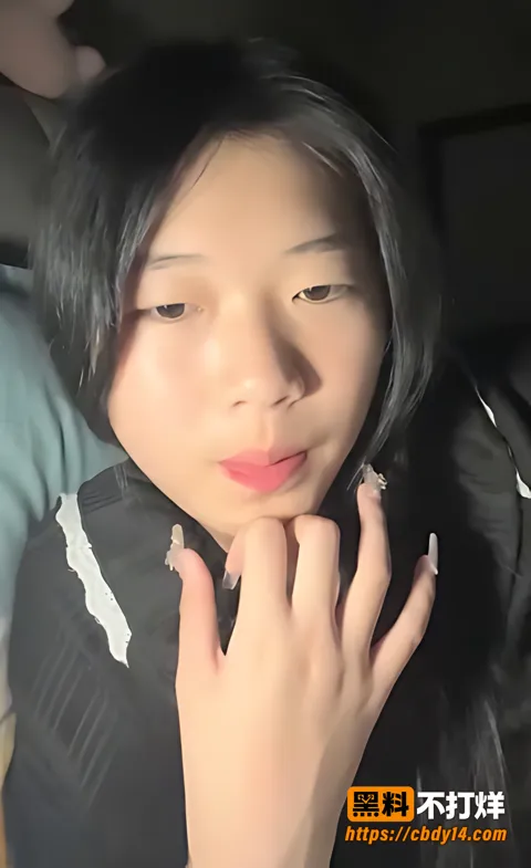 学生妹私拍拉起黑衣露胸手指分开逼展示细节11 学生妹私拍拉起黑衣露胸手指分开逼展示细节11