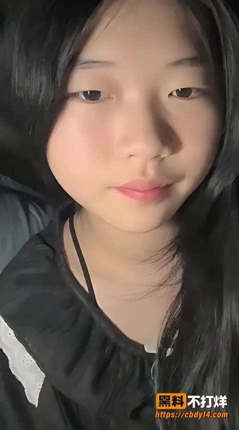 学生妹私拍拉起黑衣露胸手指分开逼展示细节1 学生妹私拍拉起黑衣露胸手指分开逼展示细节1