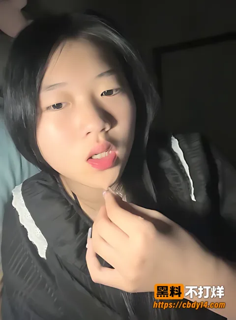 学生妹私拍拉起黑衣露胸手指分开逼展示细节3 学生妹私拍拉起黑衣露胸手指分开逼展示细节3
