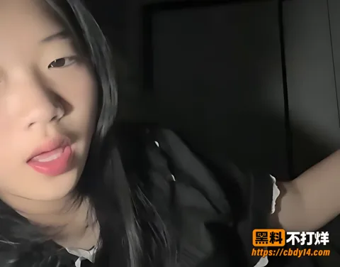 学生妹私拍拉起黑衣露胸手指分开逼展示细节9 学生妹私拍拉起黑衣露胸手指分开逼展示细节9