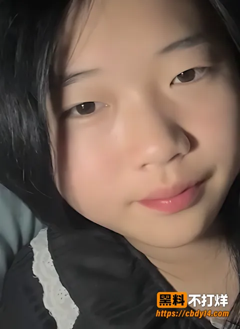 学生妹私拍拉起黑衣露胸手指分开逼展示细节12 学生妹私拍拉起黑衣露胸手指分开逼展示细节12