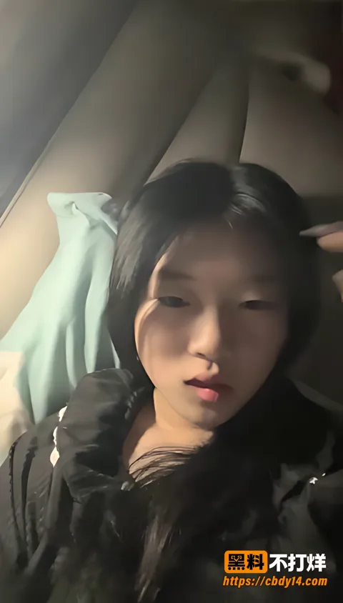 学生妹私拍拉起黑衣露胸手指分开逼展示细节6 学生妹私拍拉起黑衣露胸手指分开逼展示细节6