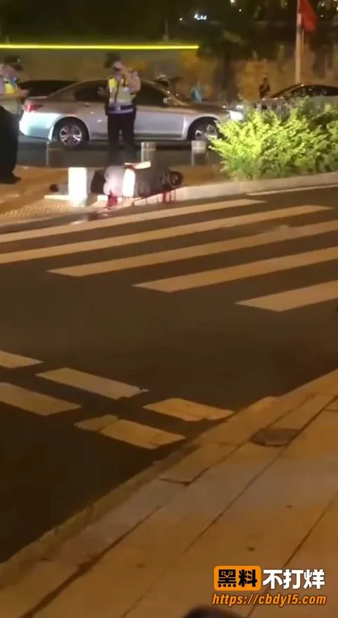 福建石狮八卦街醉汉驾车撞人后行凶 1 福建石狮八卦街醉汉驾车撞人后行凶 1