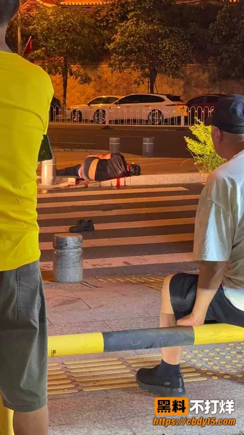 福建石狮八卦街醉汉驾车撞人后行凶 5 福建石狮八卦街醉汉驾车撞人后行凶 5